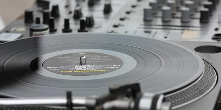 レコード盤が発明されて、音楽をパッケージにして売るというビジネスモデルができた。 これが約70年くらい前？になるのかな？ CD・DVDを含めても100年持たなかったから短いもんだけど、人の人生を賭けるには十分だったと思う。 歌を作る人、歌う…