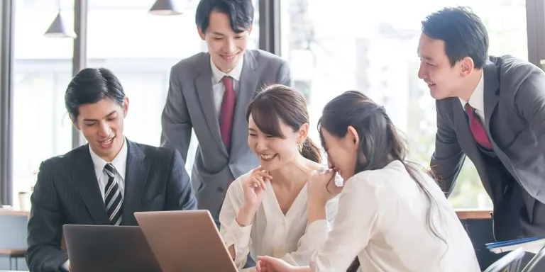 人的資本経営とは、人材を「資本」として捉え、その価値を最大限に引き出すことで、中長期的な企業価値向上につなげる経営のあり方を指します。 人的資本経営は、長期的な成功を目指す企業にとって重要な戦略である。従業員に投資し、その貢献を評価することで、企業は成長のための強固な基盤を作る…
