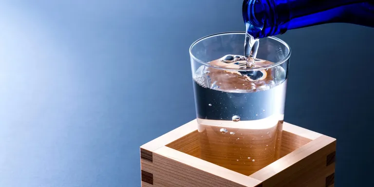 先行している酒造メーカーの努力により、すでに日本酒の海外市場は形成されている。 ジェトロや中小企業庁などの公的機関の支援により、見本市などに参加することで比較的スムーズに海外進出の道が開ける。 このような場合、自社の経営方針と合致した海外展開戦略が成功のカギとなる。