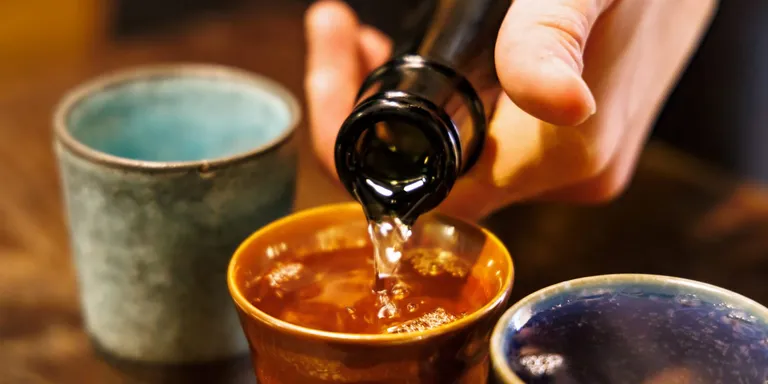 高級日本酒の世界的なブームや、アジア、ヨーロッパ、アメリカなどでの需要増など、日本酒業界には今注目が集まっています。この記事では、日本酒業界の現状や課題、高級日本酒の背景や取り組みなどについて詳しく解説します。さらに、今後の展望や注目すべきポイントにも触れます。