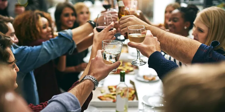 日本酒の海外販路のメリットについて解説します。新たな顧客層の獲得、収益性向上の可能性、そして国際的なブランド力の向上が主なメリットとして挙げられており、海外市場での日本酒の展開がビジネスチャンスを広げることを示唆しています。