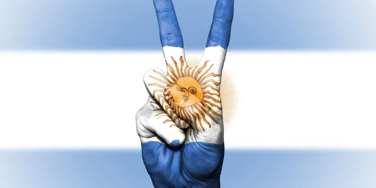 アルゼンチン経済は、20世紀初頭の「南米の奇跡」から、国有化や固定相場制の失敗まで、波乱万丈の歴史を歩んできました。本記事では、その成功と失敗の要因を探り、現代に活かせる教訓を考察します。
