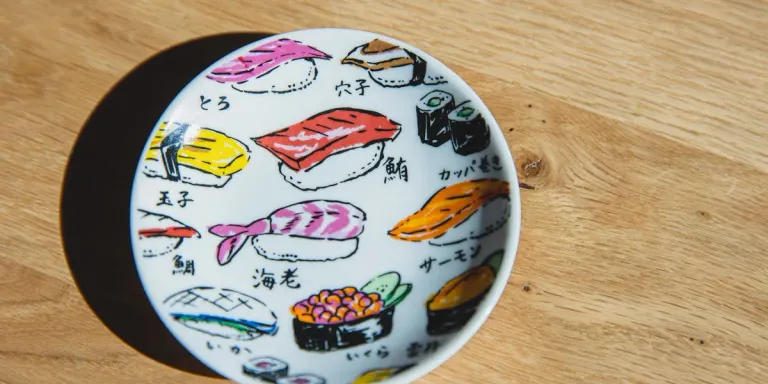 いくらとは何か 塩漬け・味付け・筋子の基本用語と違い 日本の食卓に欠かせない高級食材「いくら」は、その美味しさの背景に複数の専門用語と加工法が隠れています。まず「いくら」と「筋子」の違いを整理しましょう。筋子とは鮭の卵巣ごと塊で採取した状態…