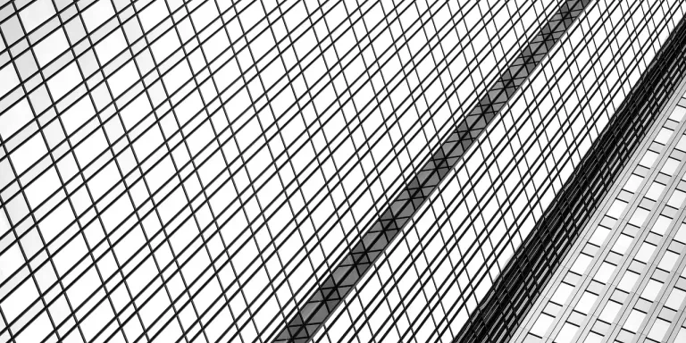 エンロン破綻が引き起こした企業ガバナンス改革は、透明性や内部統制の強化をもたらしました。本記事では、エンロン事件の詳細と、企業ガバナンスの未来に向けた課題と改善策を解説します。