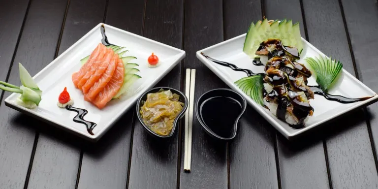 丸大豆しょうゆと新式醸造しょうゆの定義と歴史的背景 日本の調味料文化を象徴する醤油には、伝統的な「丸大豆しょうゆ」と戦後に技術革新を経て誕生した「新式醸造しょうゆ(混合醸造・混合方式)」という二大系統があります。これらは使用原料や製法、法的…